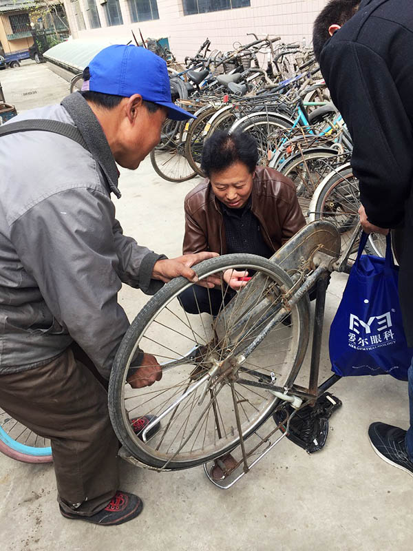 “僵尸自行車”搶修隊(duì)正給單車做體檢。